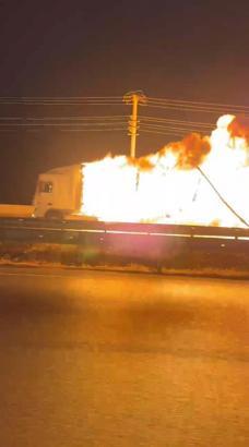 Samsun’da seyir halindeki TIR’da çıkan yangında alevler ağaçlara sıçradı (2)