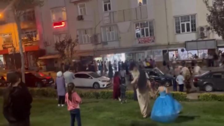 İstanbul - Arnavutköy'de düğün çıkışı tekmeli yumruklu sopalı kavga kamerada