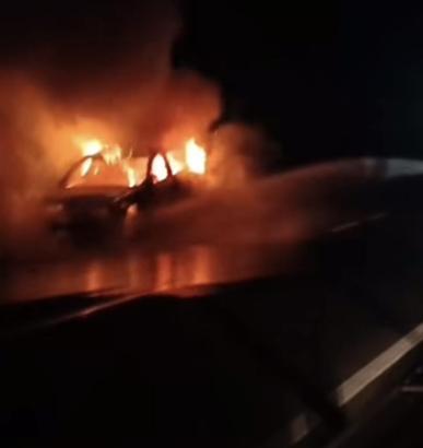 Motor kısmından alev alan otomobil yandı