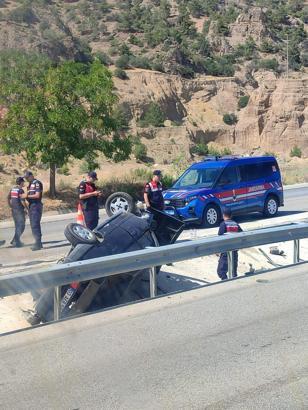 Otomobil refüje düştü: 4 yaralı