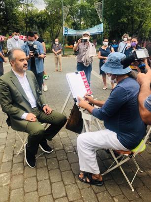 Kültürpark’ta aynı ağacın altında 55 yıldır karikatür çiziyor