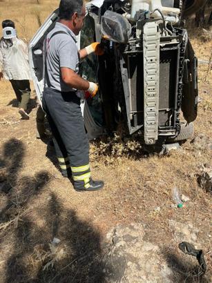 Hafif ticari araç şarampole yuvarlandı: 3 yaralı
