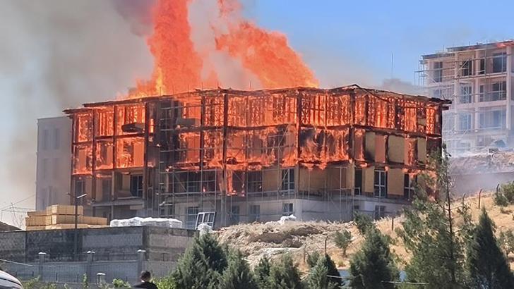 Ahşap lojman, yalıtım yapılırken yanmış