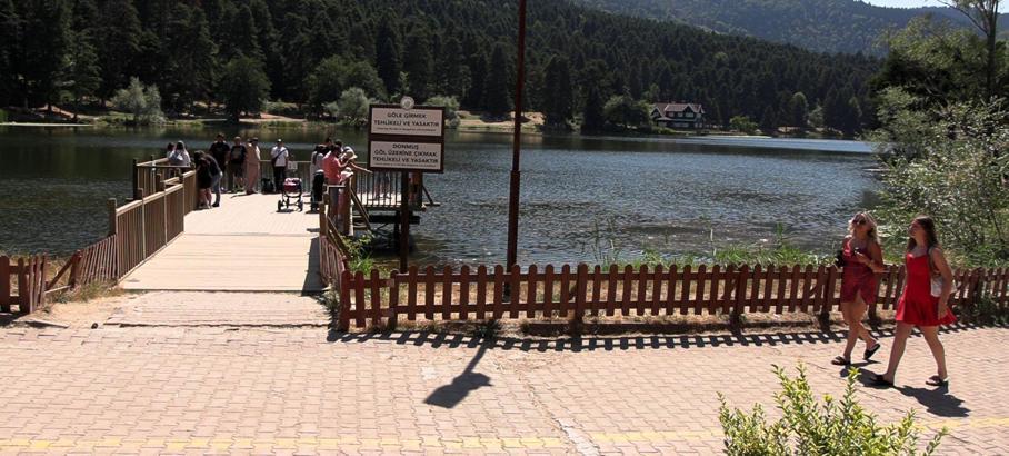 Gölcük Tabiat Parkı'nda hafta sonu yoğunluğu