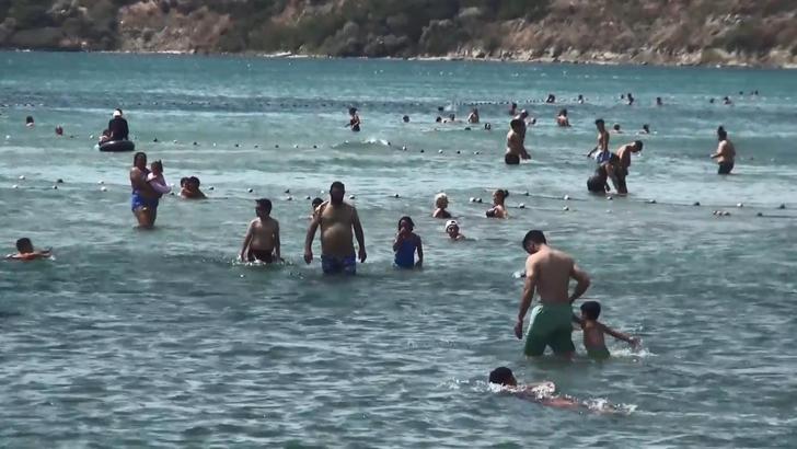 İstanbul - Silivri'de yasağa aldırış etmeden denize girdiler