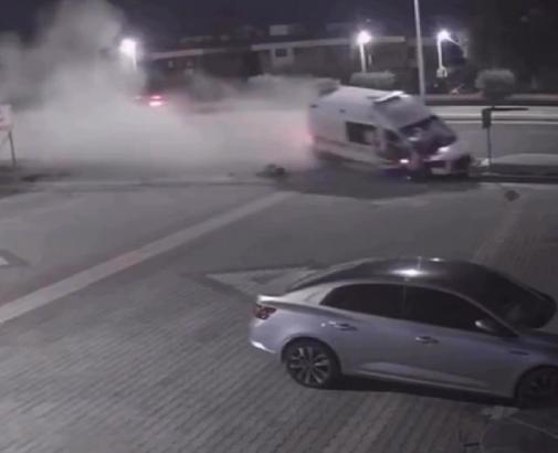 Kaldırıma çarpan ambulanstaki 3 sağlık çalışanı yaralandı; kaza kamerada