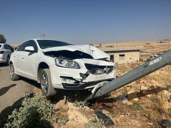 Mardin’de aydınlatma direğine çarpan otomobilin sürücüsü yaralandı