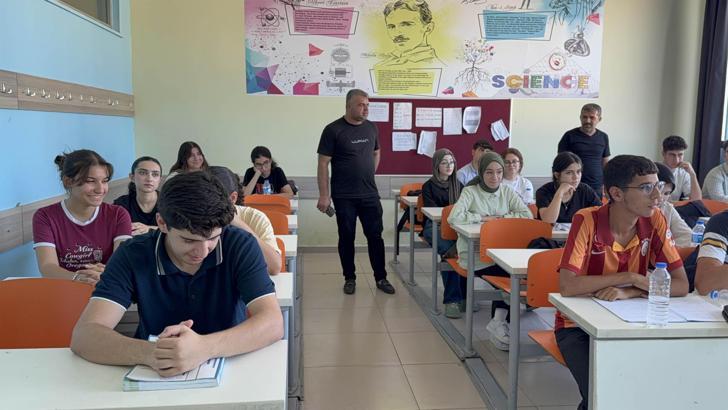 Yaz tatilinden feragat edip üniversiteye hazırlanan öğrenciler için bir araya geldiler