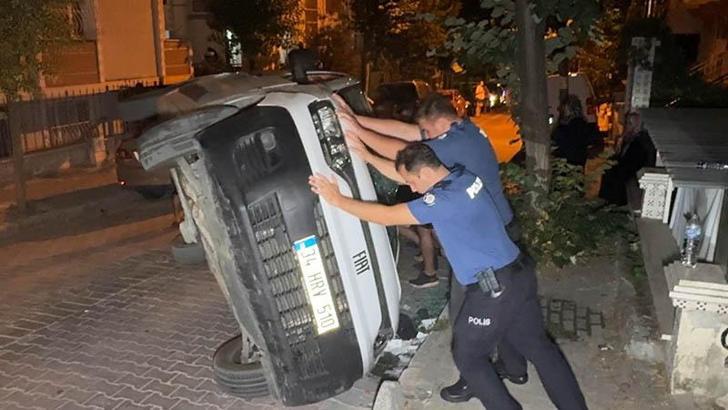 Avcılar’da park halindeki iki araca çarpan hafif ticari araç yan döndü