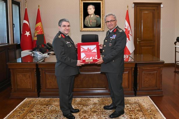 Kara Kuvvetleri Komutanlığı'nda devir teslim töreni