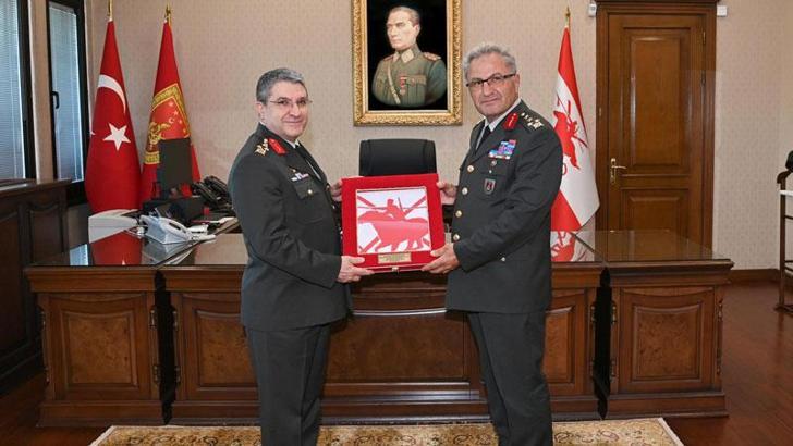 Kara Kuvvetleri Komutanlığı'nda devir teslim töreni