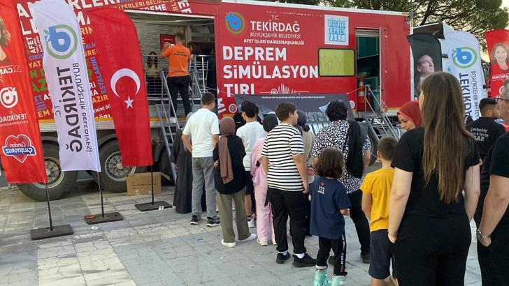 Marmara Depremi'nin yıldönümünde vatandaşlara farkındalık etkinliği