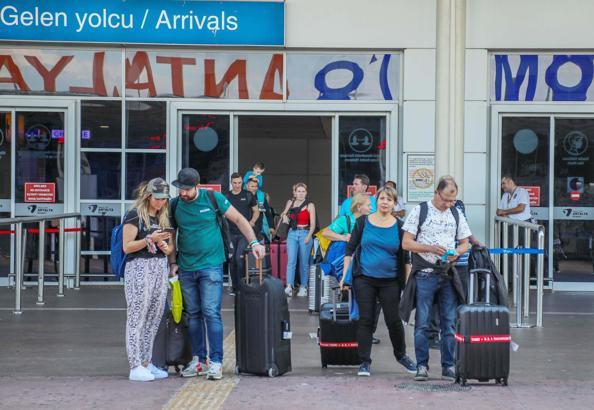 Antalya Havalimanı'nda uçak ve yolcu trafiği rekoru