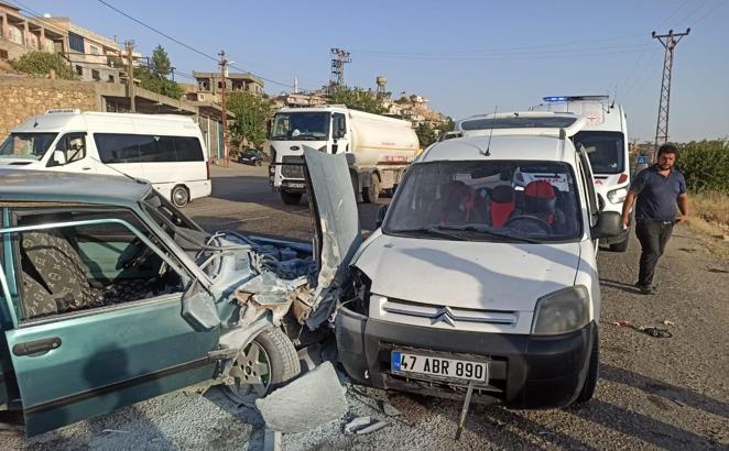 Gercüş’te hafif ticari araçla otomobil çarpıştı: 3 yaralı