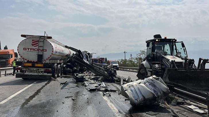 Tanker önce yön levhasına ardından bariyere çarptı; ulaşım aksadı