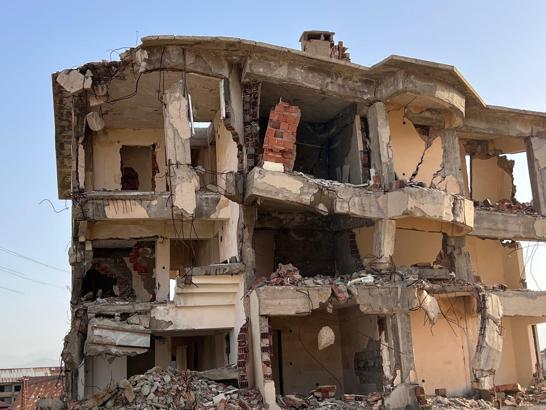 Çökme riski bulunan 3 katlı bina, mahalleliyi tedirgin ediyor