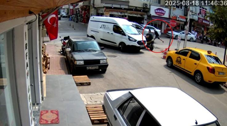 Yolun karşısına geçmeye çalışan yayaya kamyonet çarptı; kaza kamerada