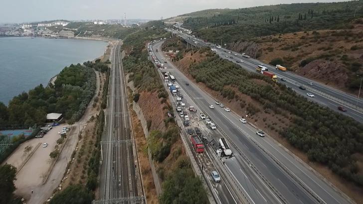 Tanker önce yön levhasına ardından bariyere çarptı; ulaşım aksadı (2)