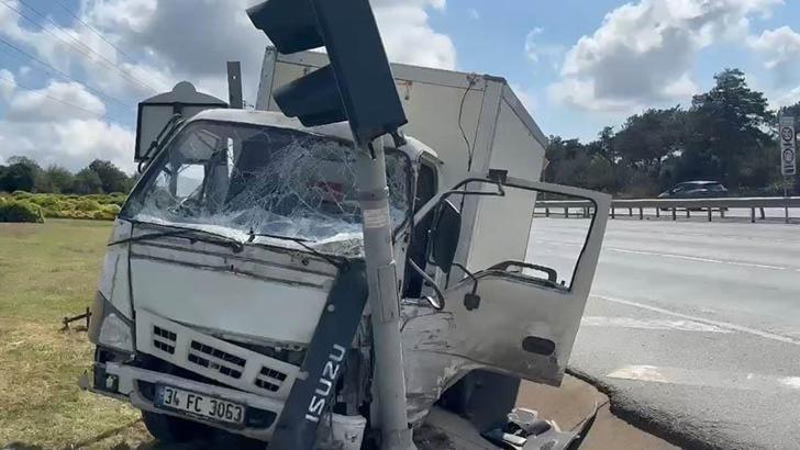 Arnavutköy'de kamyonet önce reklam panolarına ardından trafik ışıklarına çarptı