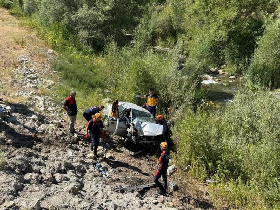 Sivas’ta otomobil dere yatağına uçtu: 2 ölü