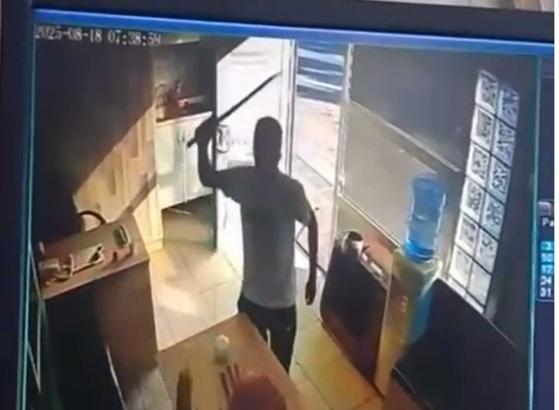 Taksi durağındaki görevliye kılıçla saldırı kamerada