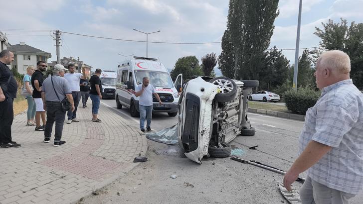 Refüje çarpıp takla atan hafif ticari araç, karşı yöne geçti; 2 yaralı