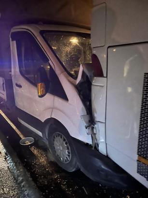 Kamyonet yolcu otobüsüne arkadan çarptı: 7 yaralı