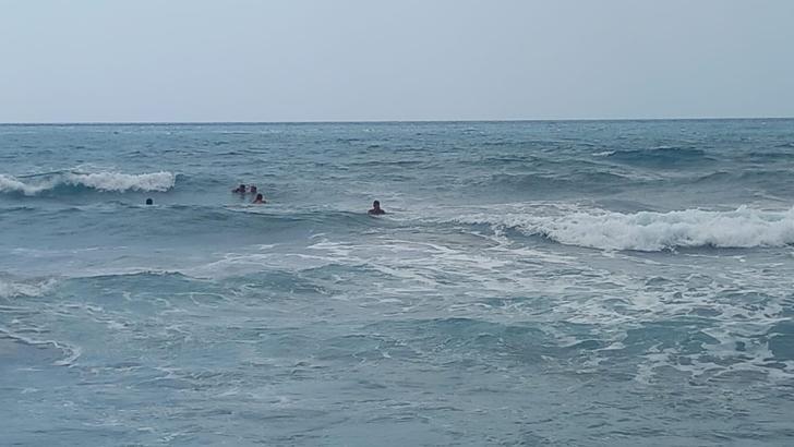 Serinlemek için denize giren 2 genç boğulma tehlikesi atlattı