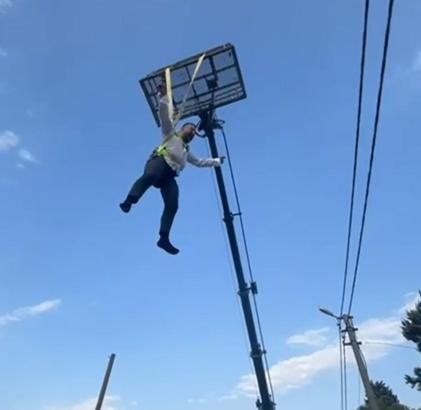 Damadı vinçle havaya kaldırıp, çiftetelli oynattılar