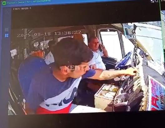 Yolcunun, dolmuşun konsolundaki parayı çaldığı anlar kamerada