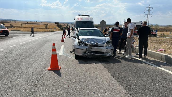 Kütahya’da iki otomobil çarpıştı; karı-koca yaralandı