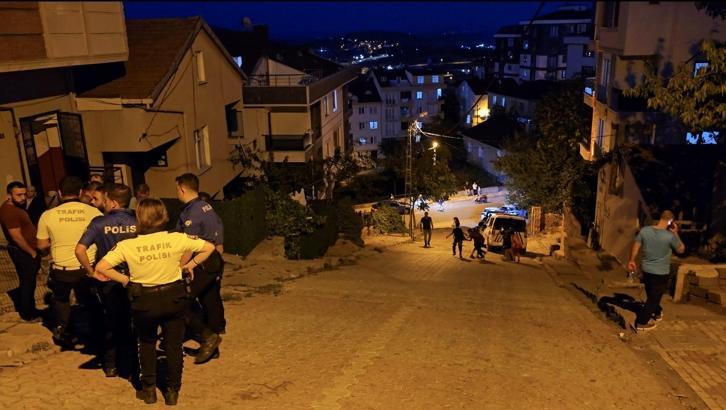 İstanbul - Sancaktepe'de yokuşta kayan cip apartman boşluğuna düştü