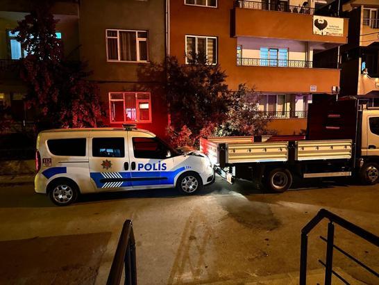 Polisin ‘dur’ ihtarına uymayan sürücü, kamyonetle polis aracına çarptı