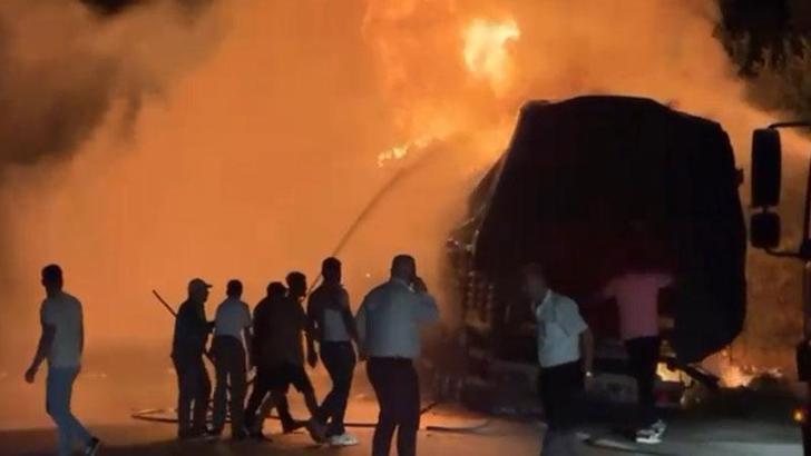 Çöp atığı yüklü TIR'ın dorsesi yandı