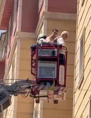 7 katlı binadaki yangında mahsur kalan 5 kiş itfaiye merdiveniyle kurtarıldı