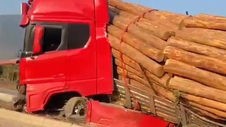 Trafikte şoförünün kontrolsüz ilerlediği tomruk yüklü TIR, refüje devrildi