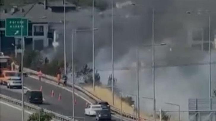 Otoyol kenarındaki ot yangını büyümeden söndürüldü