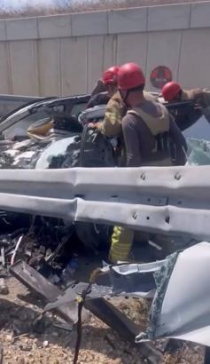 İstanbul- Çatalca'da otomobil bariyere çarptı; araç içinde sıkışan sürücü itfaiye kurtardı