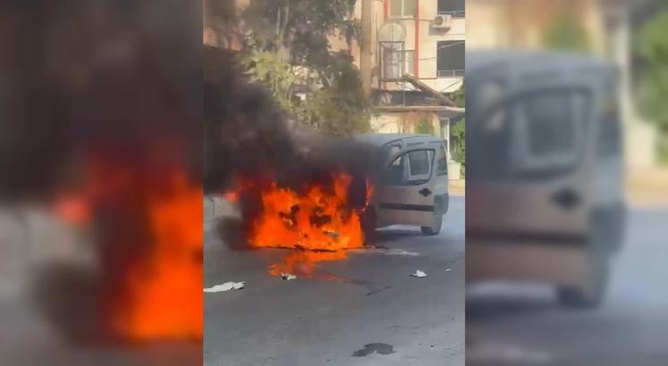 Osmaniye’de hafif ticari araç alev alev yandı