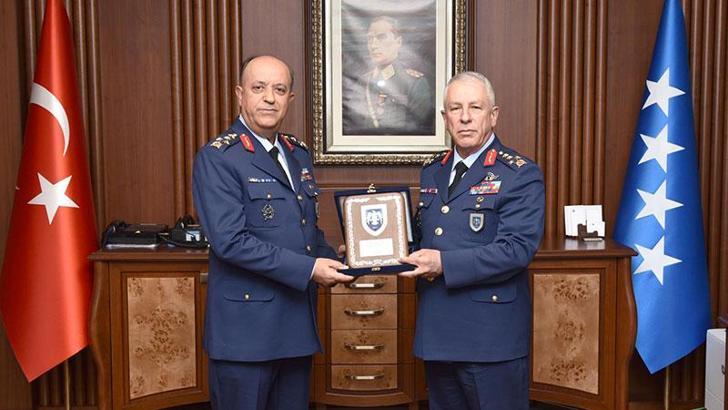 Muharip Hava Kuvveti Komutanlığı'nda devir teslim töreni