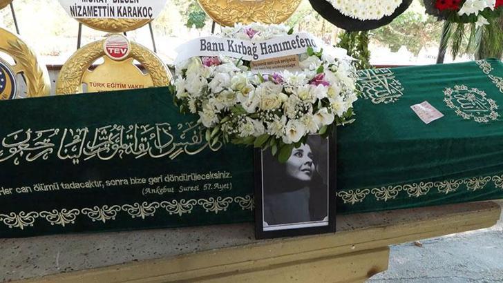 Türk Halk müziği sanatçısı Banu Kırbağ son yolculuğuna uğurlandı