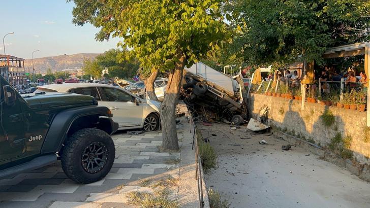 Nevşehir’de freni patlayan kamyon park halindeki araçlara çarpıp, su kanalına devrildi: 3 yaralı