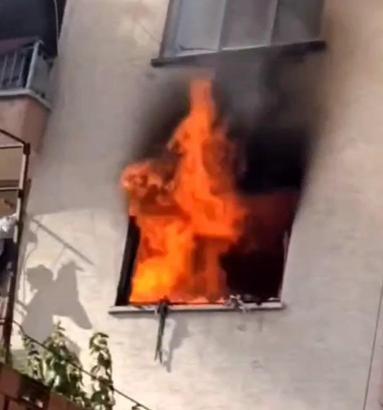 Aydın’da 4 katlı binada çıkan yangında 2 kişi dumandan etkilendi