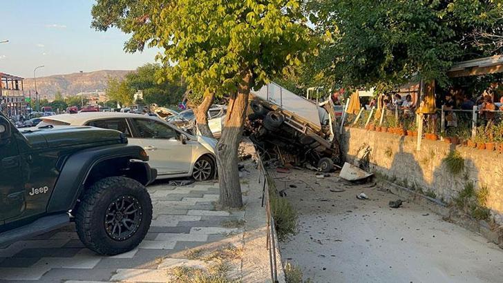 Nevşehir’de freni boşalan kamyon park halindeki araçlara çarpıp, su kanalına devrildi: 3 yaralı
