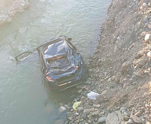 Otomobil Peri Çayı’na düştü, anne ve kızı yaralandı