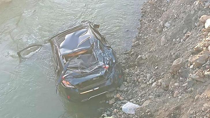 Otomobil Peri Çayı’na düştü, anne ve kızı yaralandı