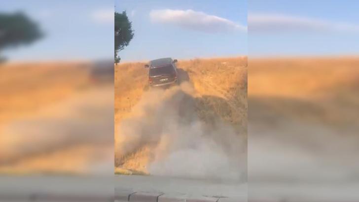 Trafikten yoğunluğundan kaçan sürücü toprak alana yöneldi; o anlar kamerada