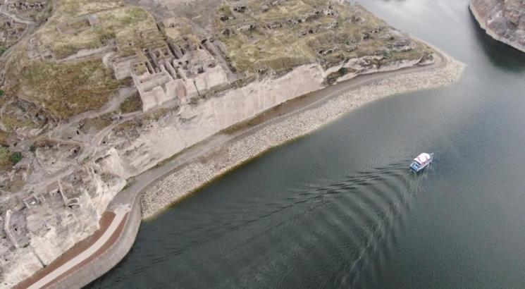 12 bin yıllık antik kent Hasankeyf'te tekne turuyla tarihsel yolculuk