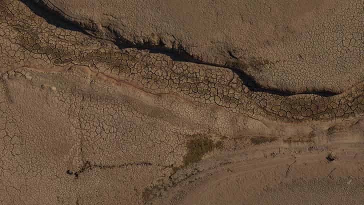 'Su şehri' Bursa'nın 35 günlük suyu kaldı; kuruyan Nilüfer Barajı dronla görüntülendi