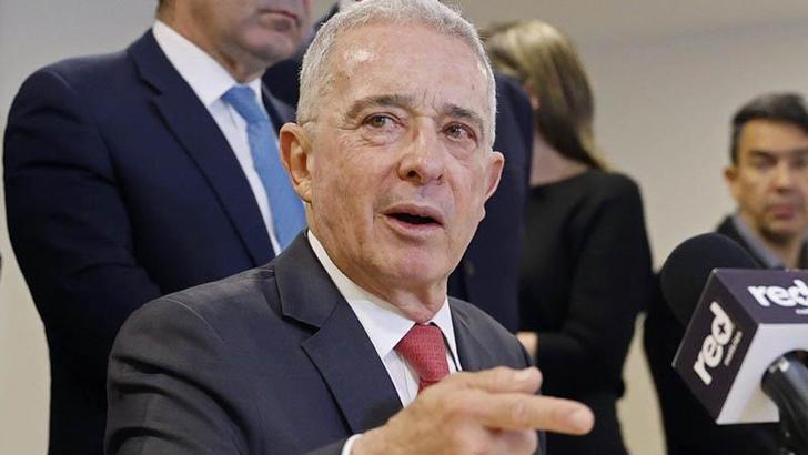 Kolombiya'da mahkeme, eski Cumhurbaşkanı Uribe'ye verilen ev hapsi cezasını kaldırdı